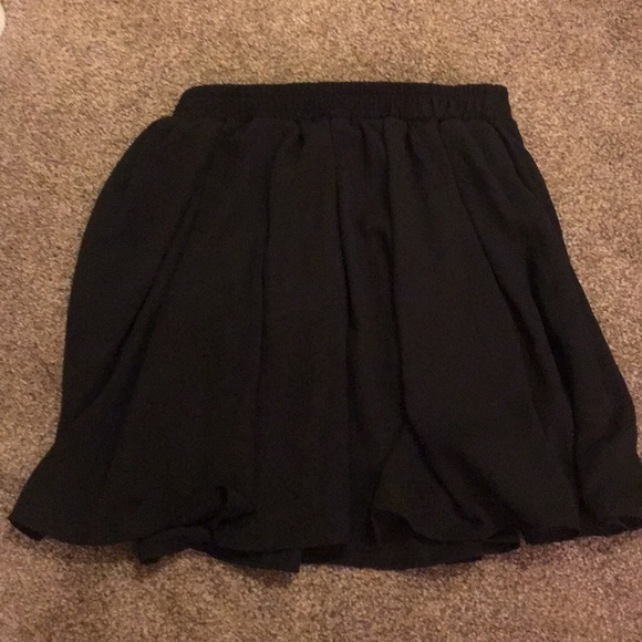 Black skirt - Picture 1 of 2